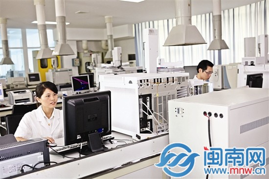 國家茶葉質(zhì)量監(jiān)督檢驗(yàn)中心（福建）工作人員在測(cè)試分