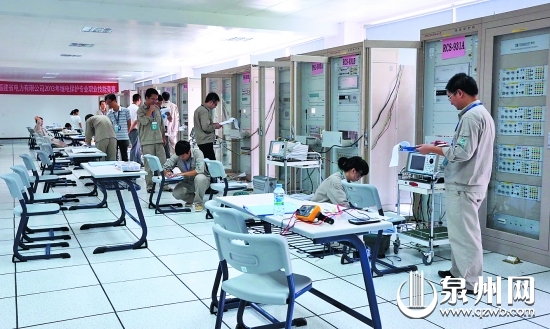 福建電力職業(yè)技術(shù)學(xué)院學(xué)生在進(jìn)行繼電保護(hù)實踐