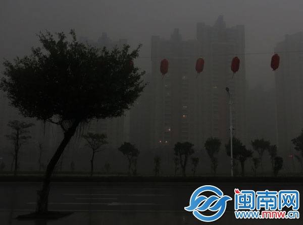 昨日下午3時(shí)34分，近乎黑夜，泉州東海一小區(qū)，居民