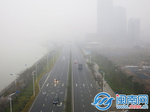 昨日下午3時(shí)30分，沿海大通道晉江大橋附近，前方馬