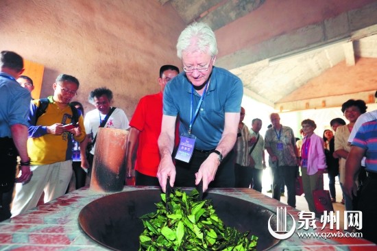 國外專家學者體驗傳統(tǒng)制茶工藝