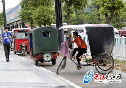 在路邊候客的“三腳虎”。